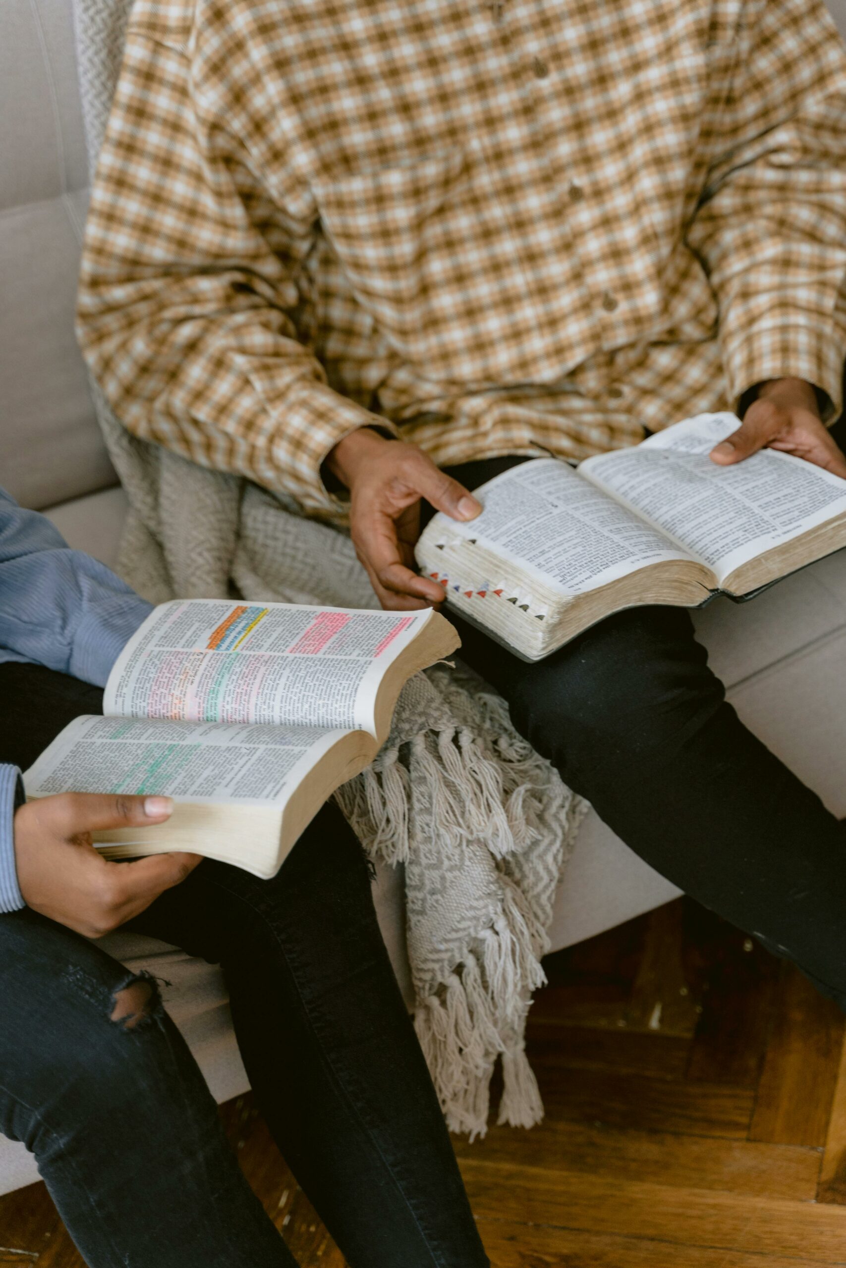 Des adultes lisant la Bible
