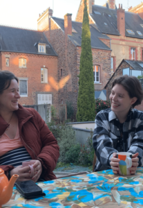 Claire et Eli dans le jardin du temple.