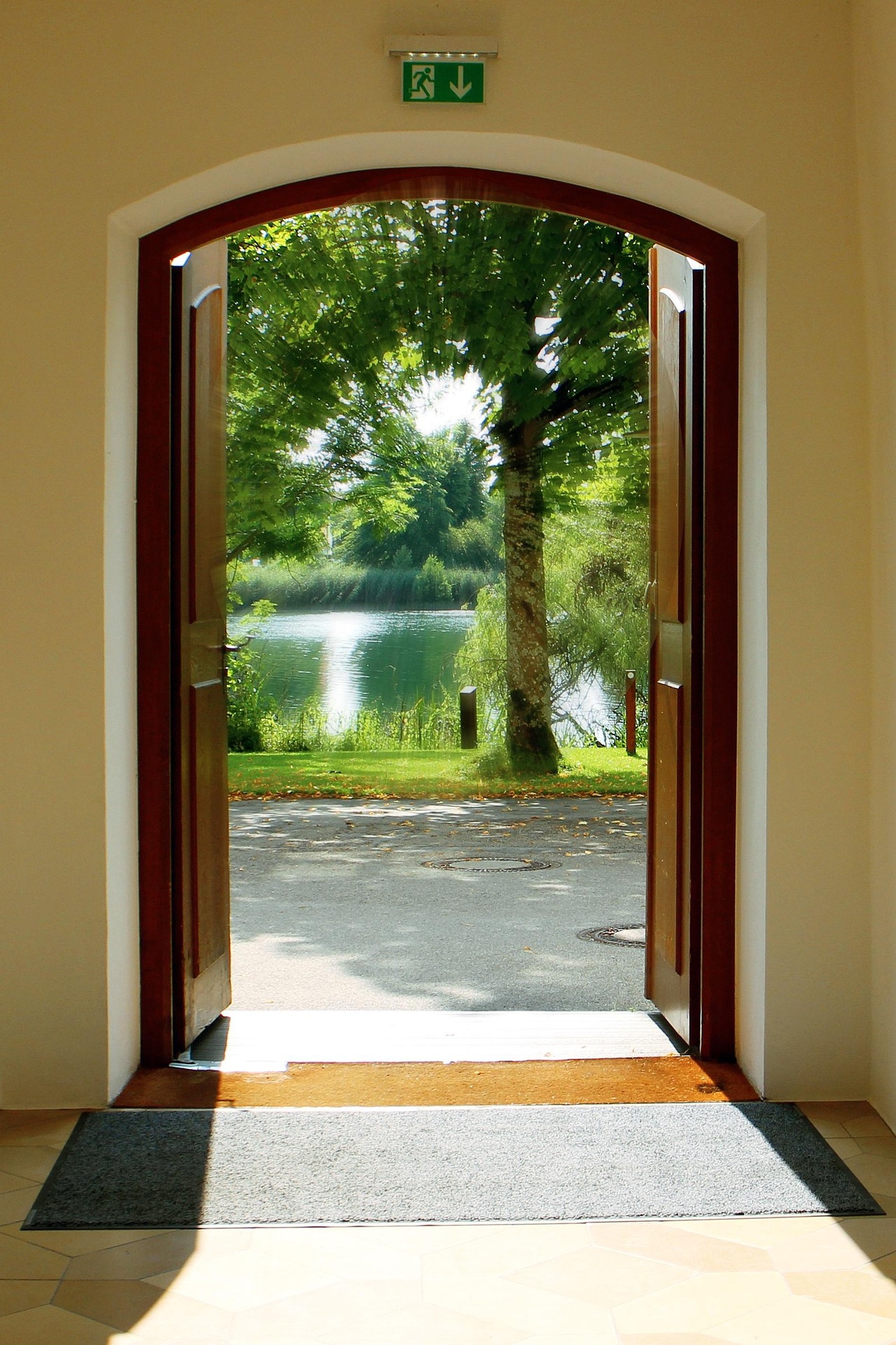 Une porte qui s'ouvre sur un paysage buccolique