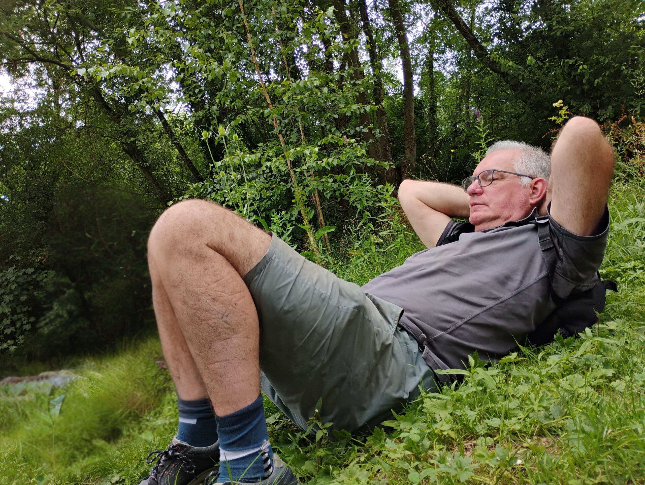Le pasteur STÜCKER allongé sur l'herbe aux prairies Saint-Martin, à Rennes.