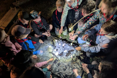 les scouts autour d'un feu de camp