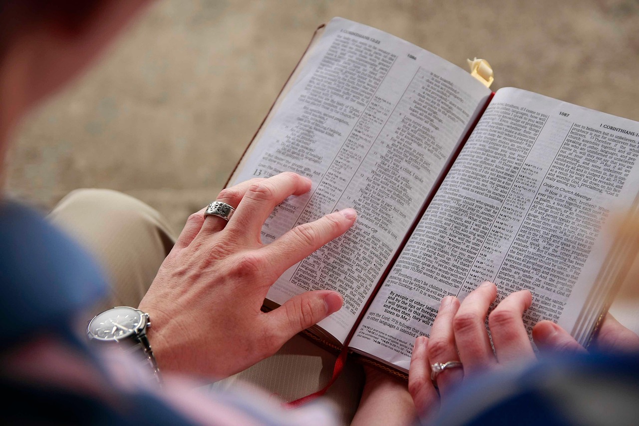 Une personne en train de lire La Bible