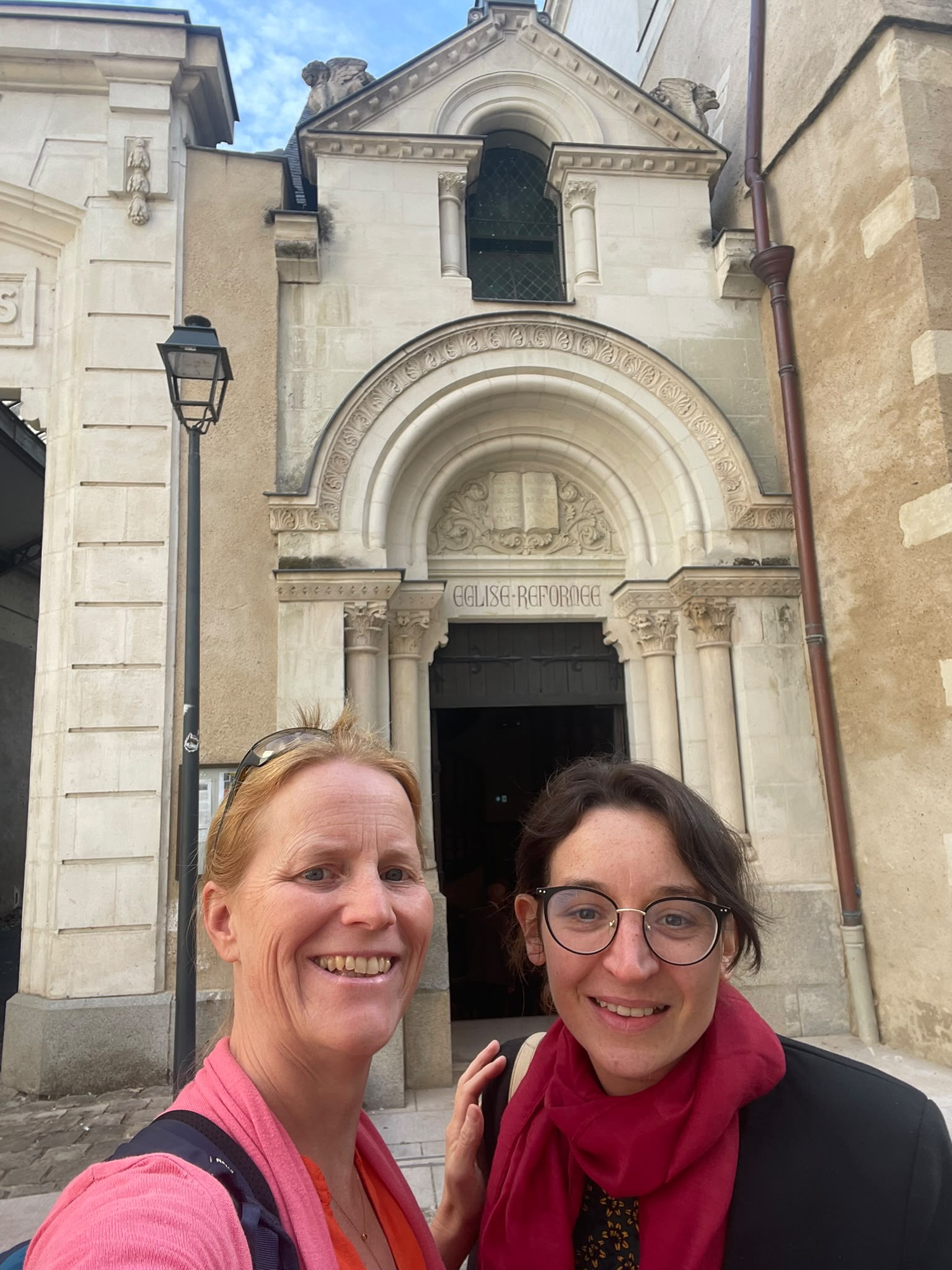 Nina et Klervi devant le temple d'Angers